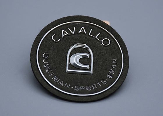 Il materiale di Microfiber ha impresso le toppe con il logo d'argento su ordinazione