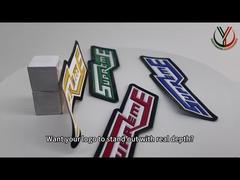 Scopri perché scegliere etichette per abbigliamento con trasferimento termico a due colori in TPU in rilievo con logo in rilievo