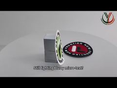 Uno sguardo più da vicino: Etichette per abbigliamento a trasferimento termico con logo bianco TPU personalizzato in rilievo