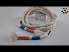 Uno sguardo più da vicino: corda piatta in poliestere da 140 cm per indumenti stampata con logo in silicone nero opaco