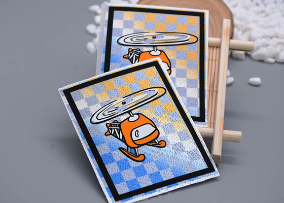 Lo schermo orizzontale del tessuto ha stampato le toppe con il logo amichevole del silicone di Eco