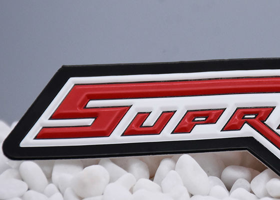 TPU ha impresso due etichette dell'abbigliamento del trasferimento di calore di colore con il logo sollevato