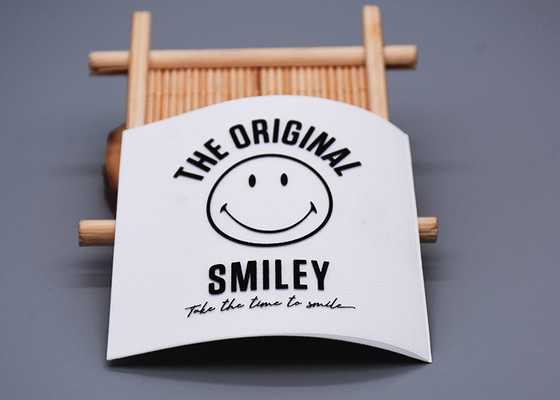 Silicone stampato etichetta tessuto su ordinazione Logo For Clothing della saia bianca