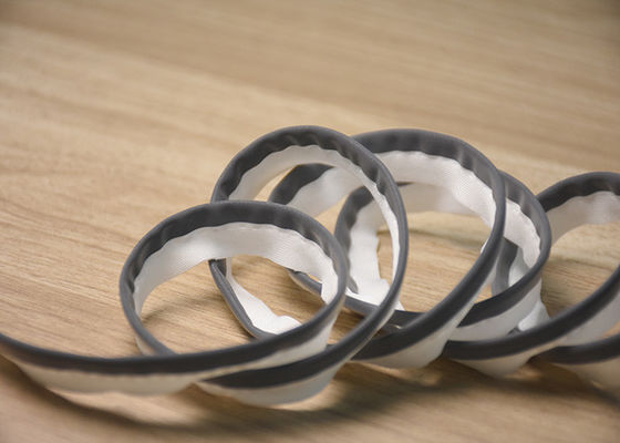 Nastro di tubi riflettenti su misura, cucito in indumenti